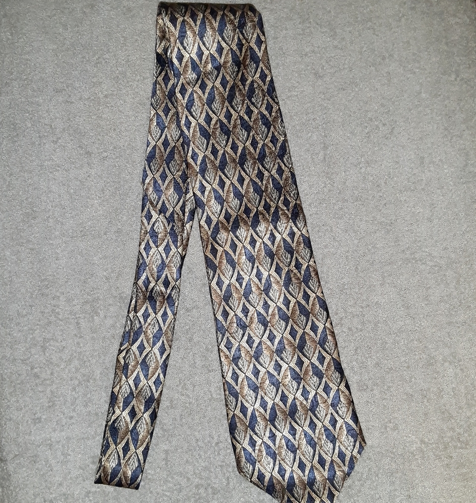 Burma Bibas navy tie